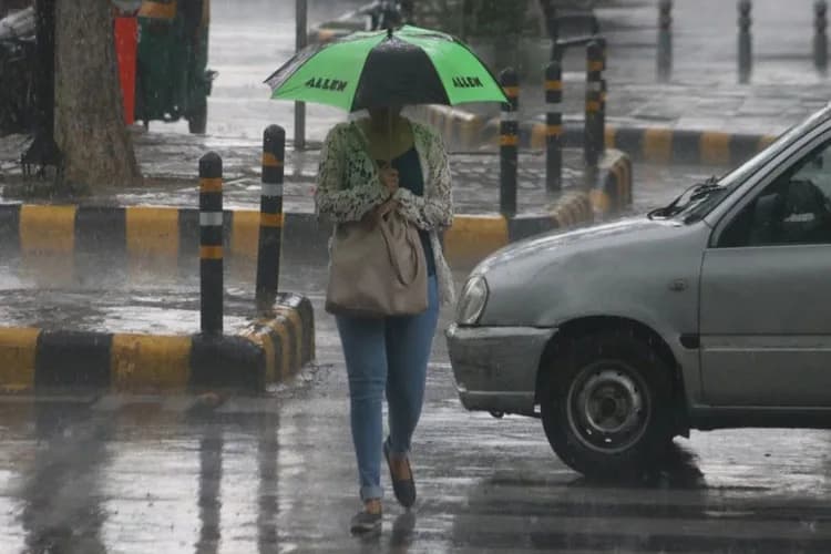 दिल्ली में  48 घंटे में मानसून की दस्तक, यूपी में वज्रपात से आठ लोगों की मौत