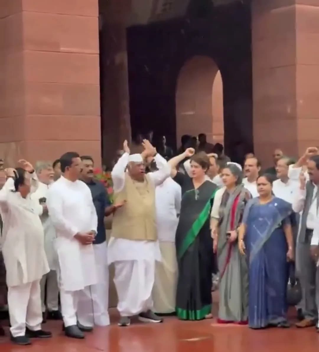 नीट पेपर लीक और छात्रों पर कथित लाठीचार्ज के विरोध में कांग्रेस सांसदों का संसद परिसर में प्रदर्शन