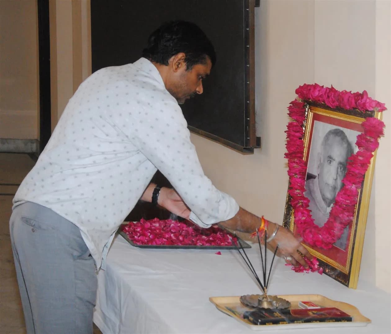 राजस्थान विधानसभा में  पूर्व मुख्यमंत्री स्व श्री बरकतुल्लाह खां को पुष्पांजलि