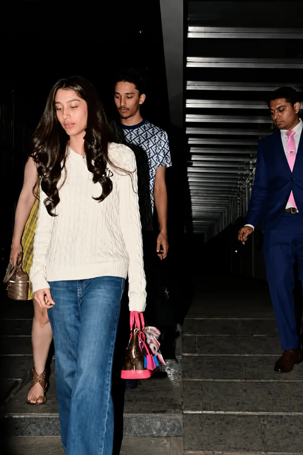 संजय दत्त की बेटी इकरा के स्टाइल ने जीता दिल, बारिश में मां मान्यता संग आईं नजर; फैंस बोले- 'दादी नरगिस की झलक'