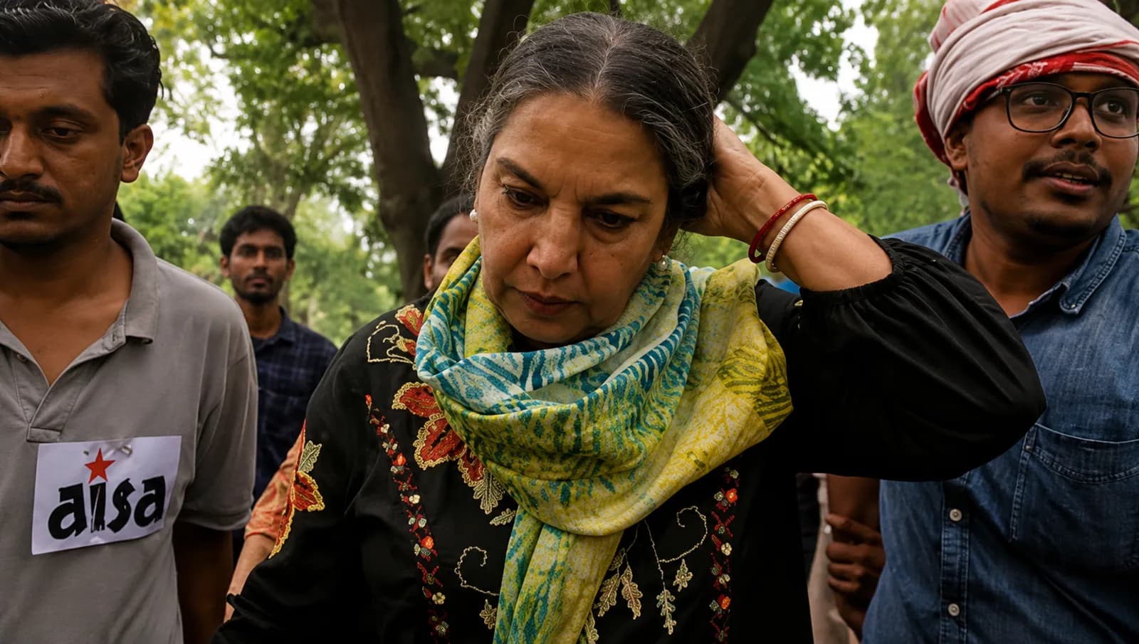 CJP प्रोटेस्ट में तबीयत बिगड़ने के बाद शबाना आज़मी को चक्कर आया; वॉलंटियर्स की मदद से सिक्योरिटी केबिन में ले जाया गया