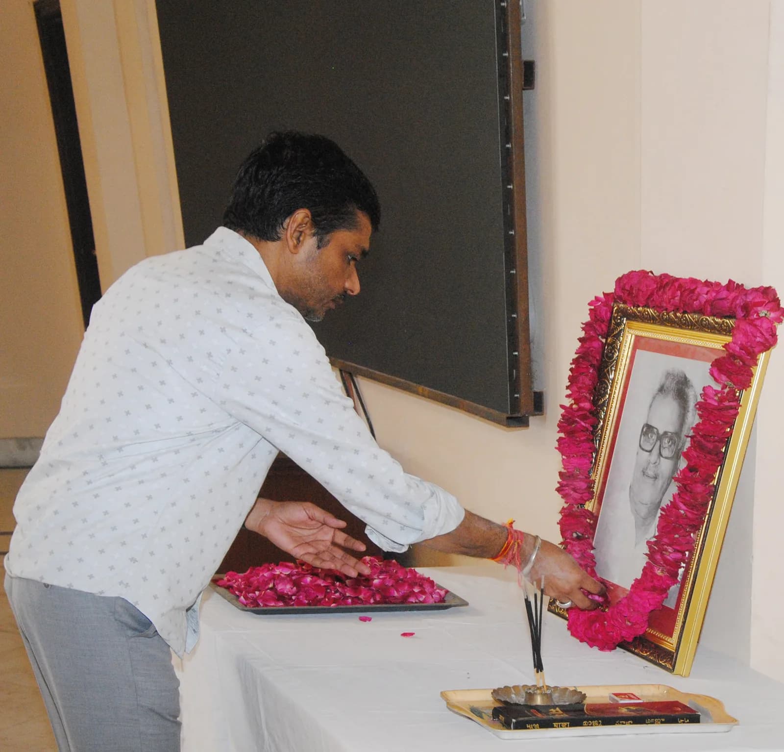 राजस्थान विधानसभा में स्वर्गीय रामनिवास मिर्धा को श्रद्धांजलि, पुष्पांजलि अर्पित कर किया नमन