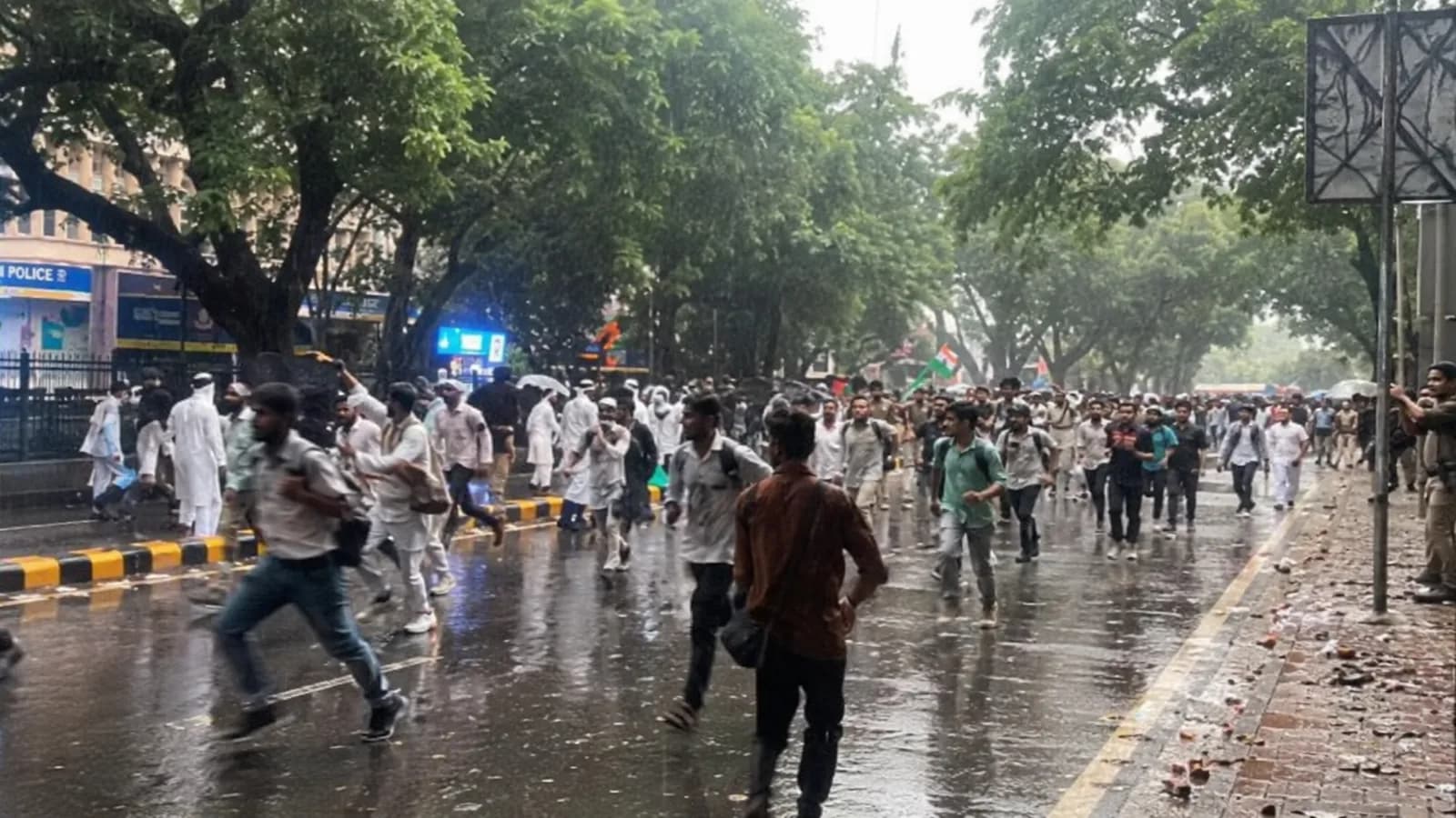 Cockroach Party' Protest: जंतर-मंतर पर प्रदर्शनकारियों को हटाने के लिए पुलिस का हलका बल प्रयोग