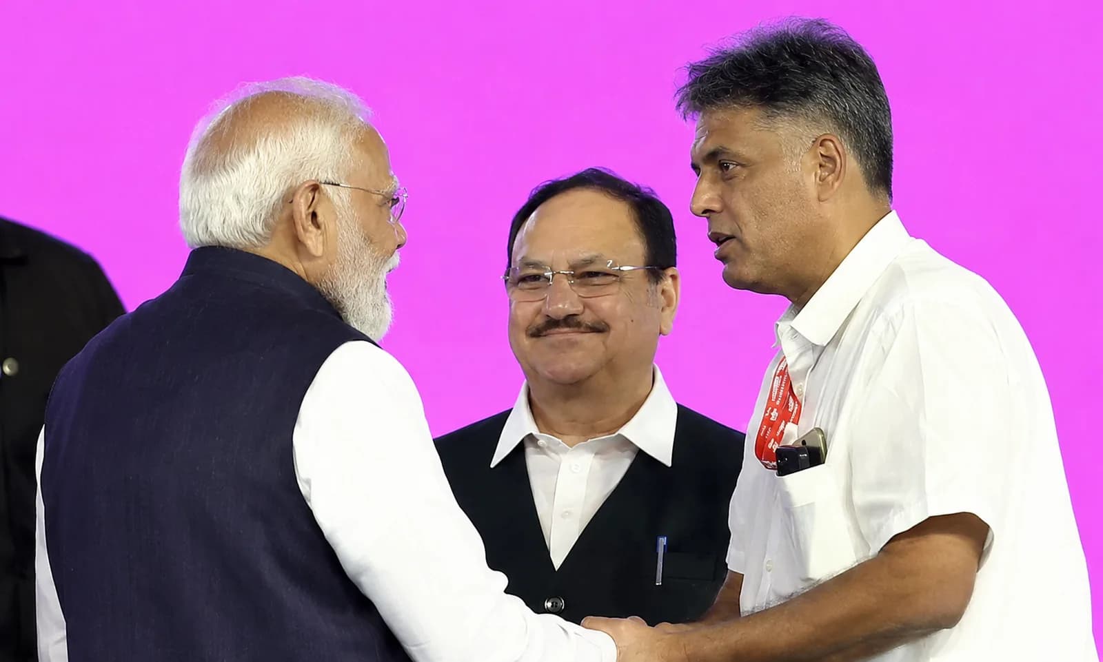 एक मंच पर मोदी और मनीष तिवारी, तस्वीरों से गरमाई राजनीति,मनीष तिवारी ने किया स्थिति स्पष्ट